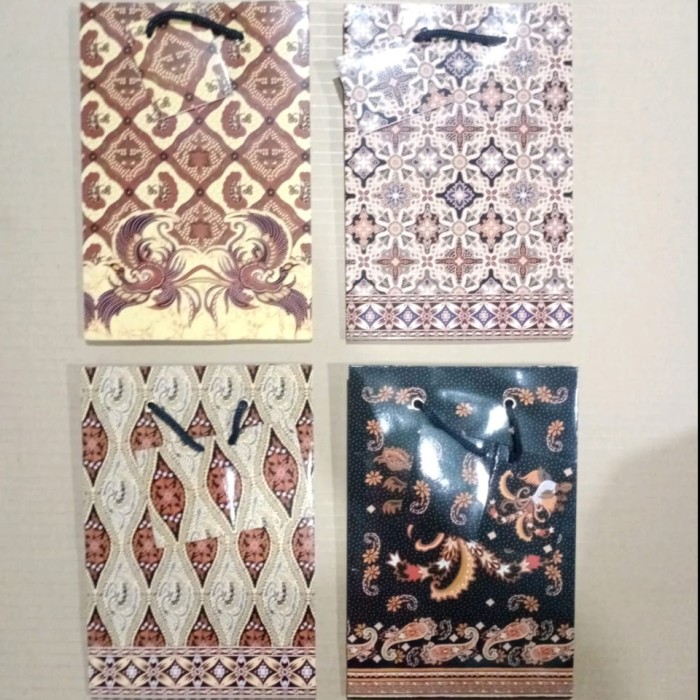 Kiky Paper Bag Batik Besar (330x265x135mm)